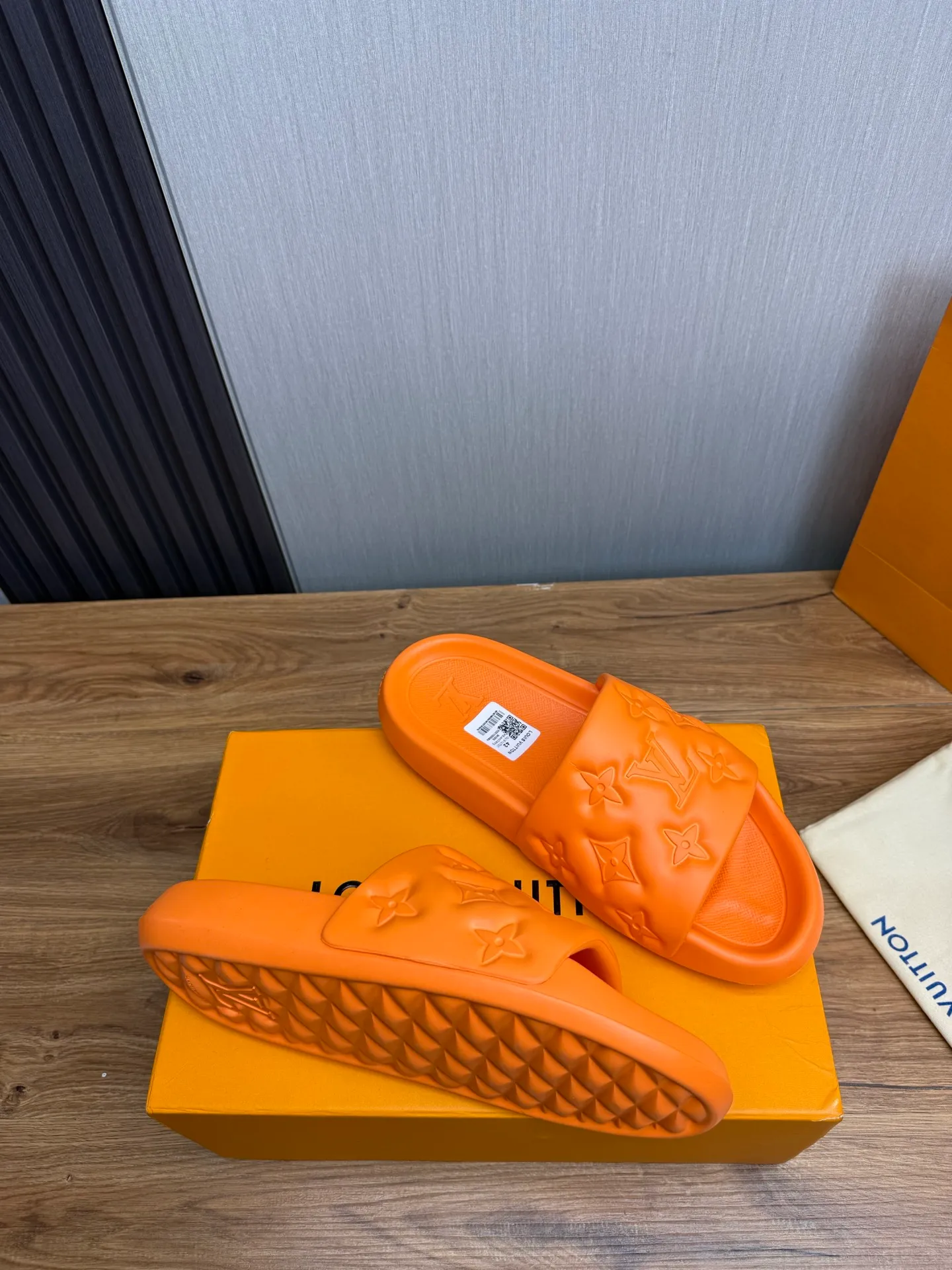 Men's shoes 💰260💰 ▪️LV's popular Little Red Book popular slippers hot sale: 1 shipment✅ Super textured and comfortable slippers, original TPU outsole. Authentic counter box drawer box packaging 🎁Size 38-45